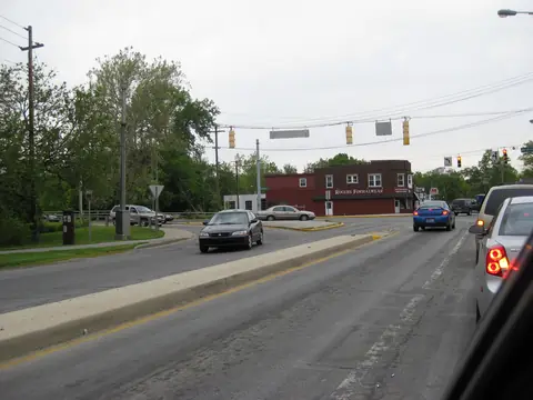 A Fort Wayne street with a turn lane and traffic lights