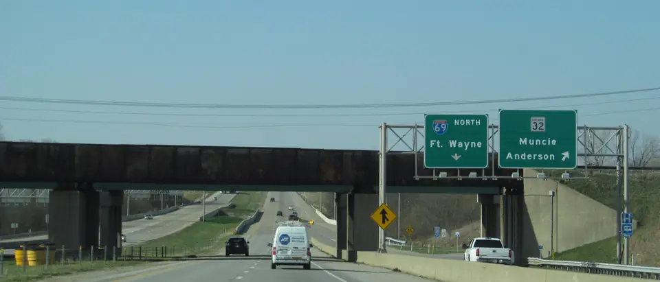 Traffic on I-69 in Indiana under a sign for Fort Wayne